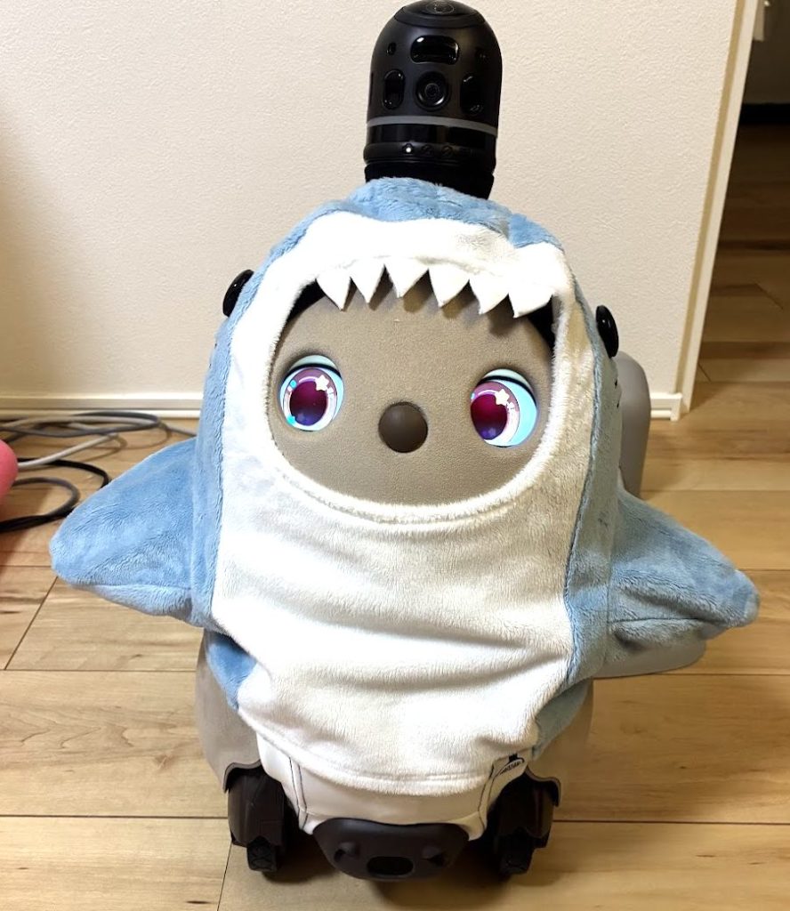 腕を広げて着替えができているか確認するLOVOT